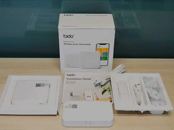 Kit de thermostat connecté Tado, prêt à installer pour une maison plus intelligente et des économies d'énergie.