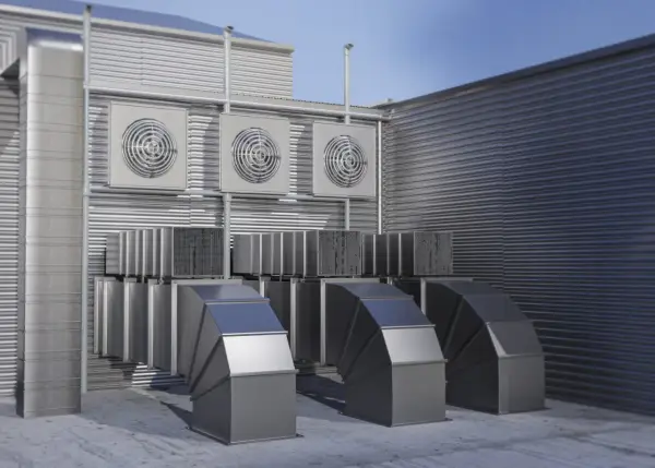 Système de ventilation extérieure avec plusieurs ventilateurs et conduits métalliques. Ce système pourrait être une VMC hygroréglable ou autoréglable pour un bâtiment.