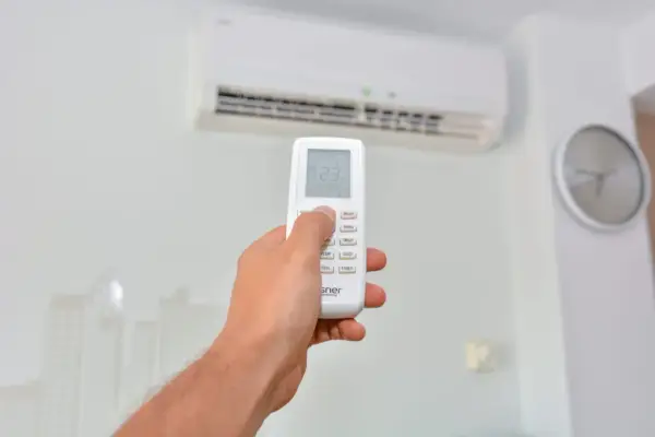 Main tenant utilise la télécommande de son clim Fujitsu. Le voyant timer clignote 2 fois, indiquant un problème.