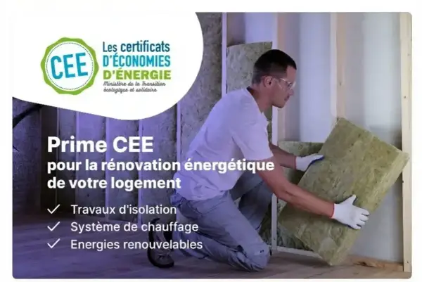 Un ouvrier installe de l'isolant dans un mur. La prime CEE aide à la rénovation énergétique de votre logement.